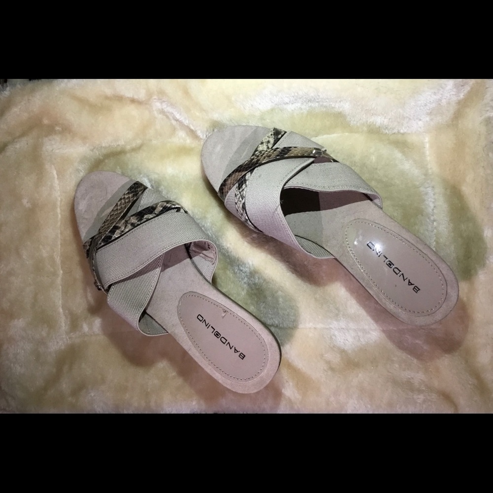 Bandolino tan sandal 1” platform 2.5” heel